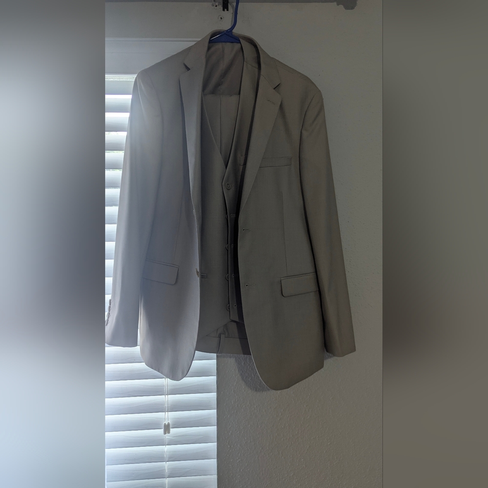 Elegant Men's Tan Suit Set